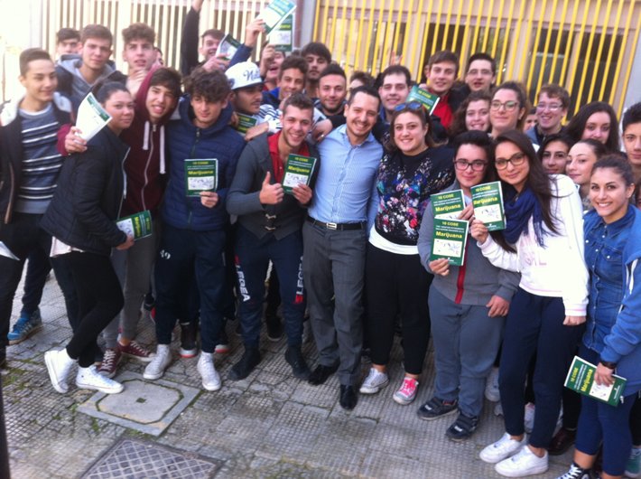Paolo Stucchi con alcuni studenti dopo una Drug Education Lecture.